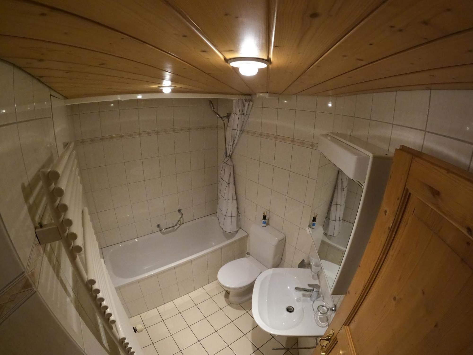 Fine&Pine Center Apartment Matten bei Interlaken Luaran gambar